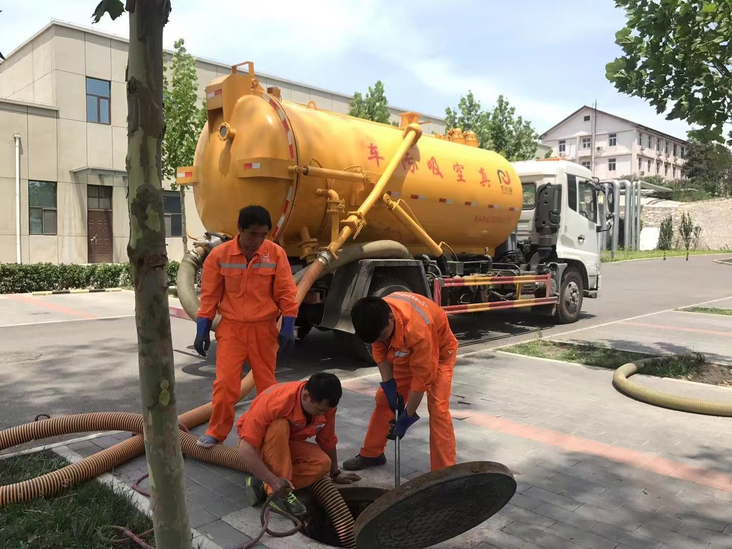 东洲管道疏通车停在窨井附近