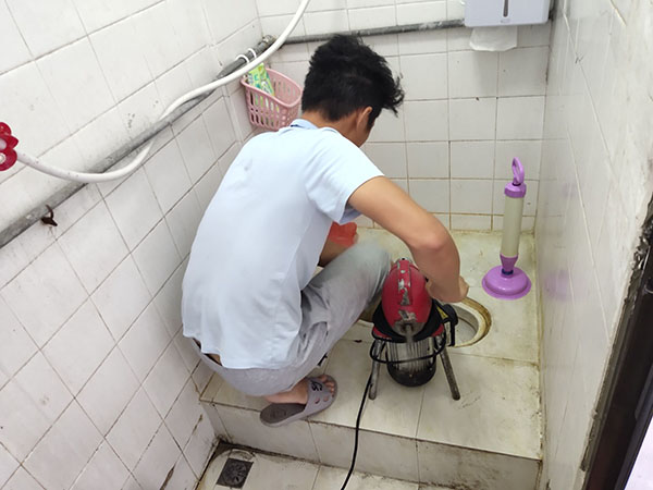 东洲管道堵塞冒臭气 专业师傅现场解决问题